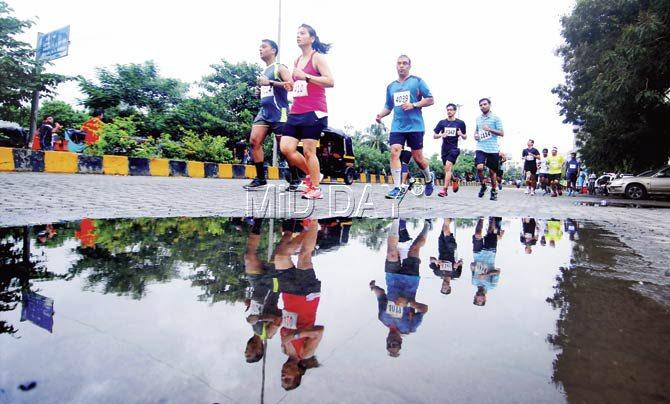 Over 10,000 people at Satra Park, Shimpoli Road, Borivli (West), ran in a marathon organised by a fitness centre, despite the rain on Sunday. Pic/Sameer Markande