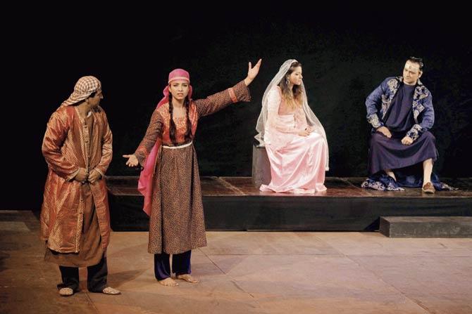 A scene from the play Jaise Sookhe Huey Phool Kitaabon Mein Milien. Pic/Prashant Jadhav