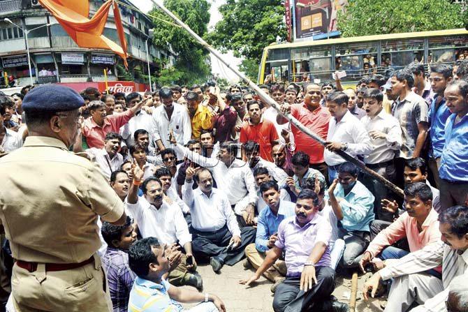 MLA Sada Sarvankar and other Shiv Sena workers protested against the BMC ward officer for pulling down a Sena flag. Pics/Sayyed Sameer Abedi