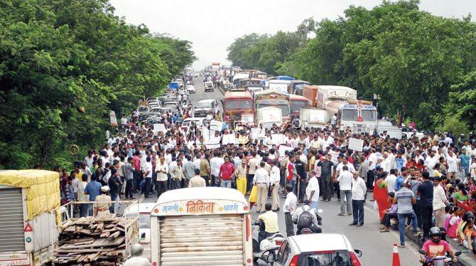 Around 3,000 people, including truck owners, boat-owners and sand suppliers, squatted on the road near the Khareigaon toll naka, near Thane city, on Monday, demanding that the restrictions imposed on sand transportation be revoked by the government, and to protest against Thane District Collector Ashwini Joshi. The protesters were of the view that the ban on extraction of sand from the Kali river would create circumstances leading to flooding of low-lying areas in the area, besides depriving hundreds of families of their source of livelihood. Pic/Sameer Markande