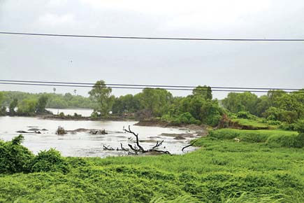 Thane: Fearing crackdown, sand miners move from Ulhas creek to Mumbra