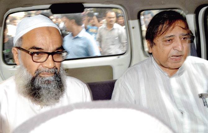 Yakub Memon’s brother Suleman (left) and cousin Usman headed to the Nagpur Central Jail after Yakub’s hanging. Pic/PTI