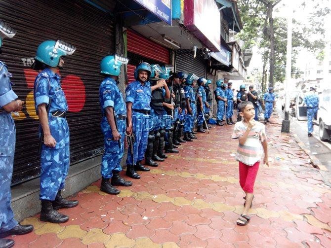 Mumbai: Cops barricade roads leading to Yakub Memon
