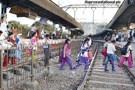 Mumbai: Ad agency employees hit by train were looking for phone