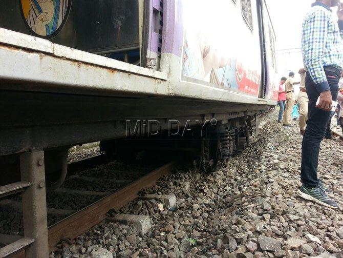 Train derails between Dombivli and Thakurli