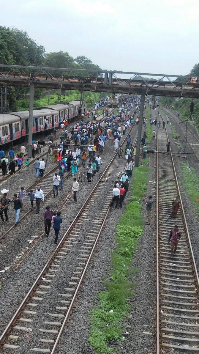 Train derails between Dombivli and Thakurli