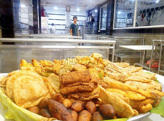 The spread at Bombay Restaurant for iftar includes mutta pathiri, chicken ada, prawns ada, unnakkaya and vegetable samosa. Pics/Suresh KK