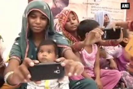 Parents on footpaths click selfies with their daughters in Maharashtra