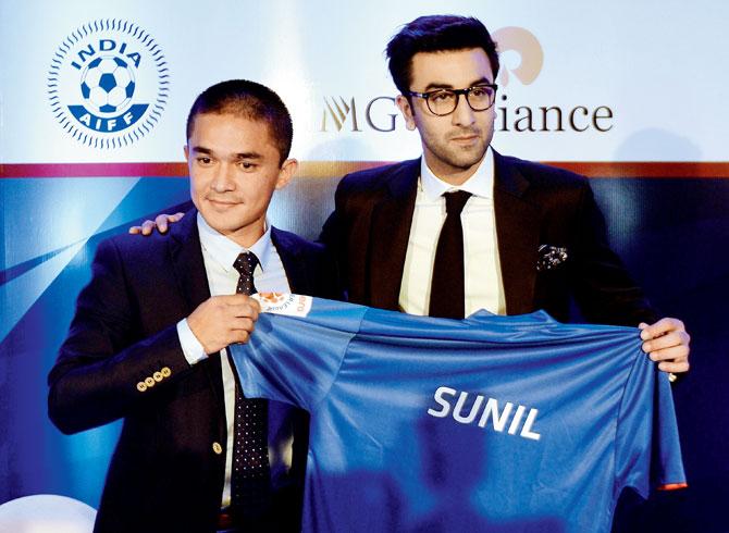 Bollywood actor & Mumbai City FC co-owner Ranbir Kapoor (right) with new signing Sunil Chhetri pose after the ISL-II players’ auction at a city hotel yesterday. pic/pti