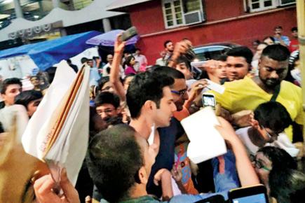 Varun Dhawan gets mobbed by fans in South Mumbai