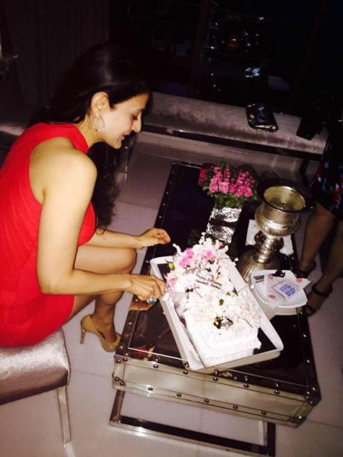 Ameesha Patel cuts her birthday cake. Pic/Ameesha