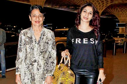 Tanuja and Tanishaa take off to Los Angeles for a long holiday