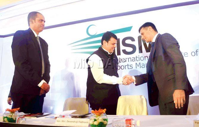 Maharashtra CM Devendra Fadnavis greets Rahul Dravid (r) as ex-Test spinner Nilesh Kulkarni looks on at the International Institute of Sports Management (IISM) annual convocation yesterday. Pic/Atul Kamble