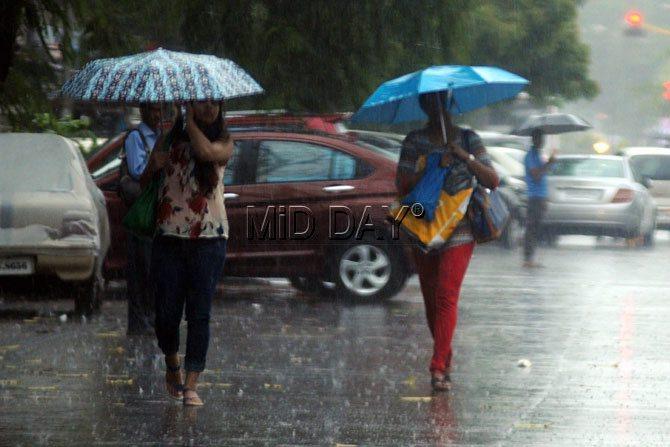 Monsoon showers hit Mumbai