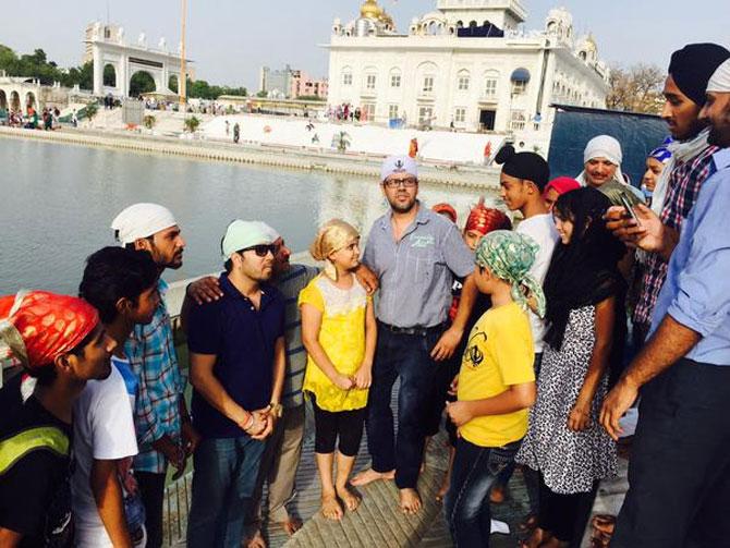 Bollywood singer Mika Singh gets clicked with fans at Gurudwara Bangla Sahib in Delhi. Pic/Mika Singh