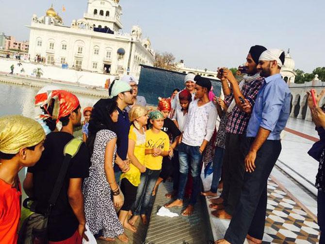 Bollywood singer Mika Singh gets clicked with fans at Gurudwara Bangla Sahib in Delhi. Pic/Mika Singh