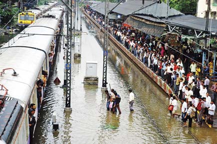 Mumbai: Lowering tracks will land Central Railway knee-deep in trouble
