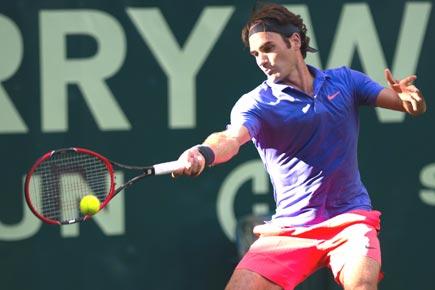 Roger Federer advances in Halle after final set tie-break