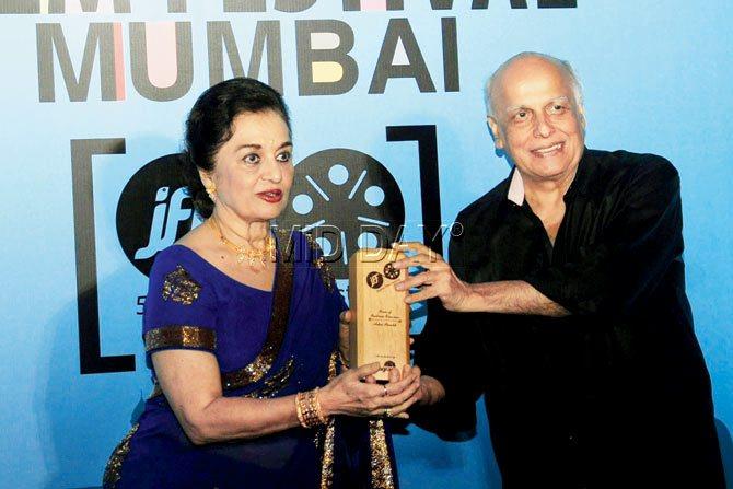 Asha Parekh and Mahesh Bhatt at the 5th Jagran Film Festival Mumbai, 2014.  pic/ SATYAJIT DESAI  
