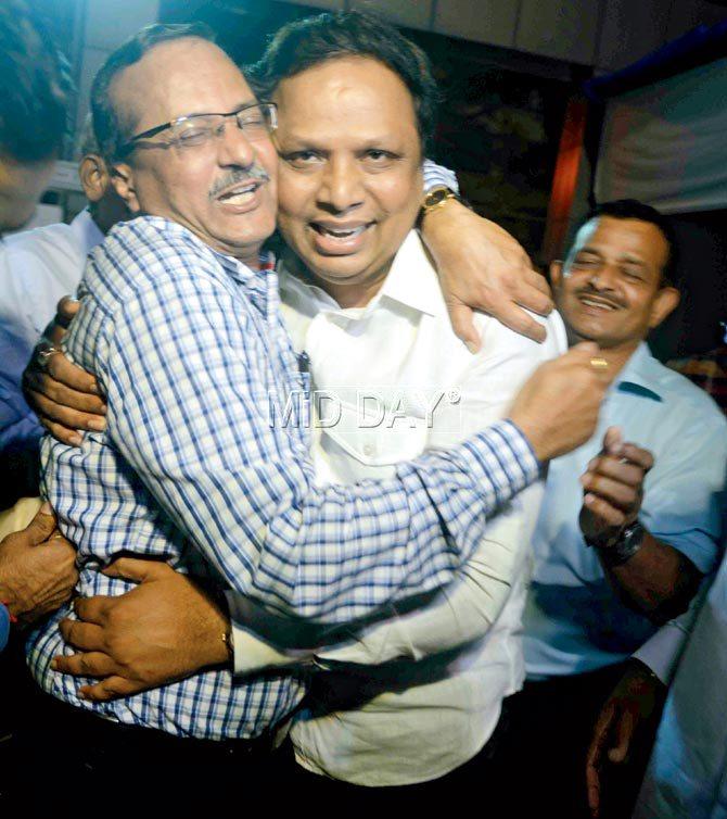 Ashish Shelar (right) with managing committee member Vinod Deshpande. Pic/Atul Kamble