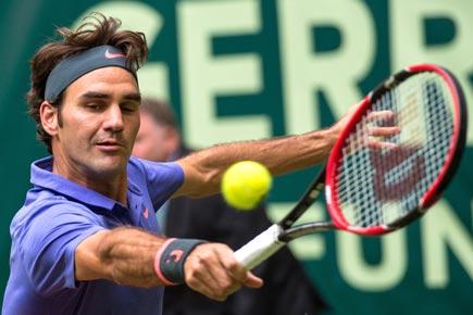 Roger Federer stays on track for eighth Halle title