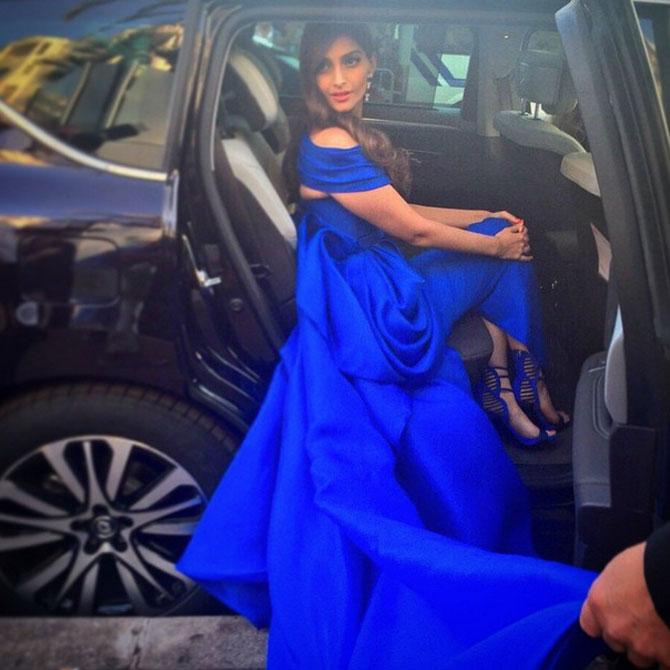 What stands out: Cobalt blue gown