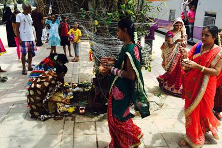 Mumbai: Women celebrate Vat Purnima at Jogeshwari station