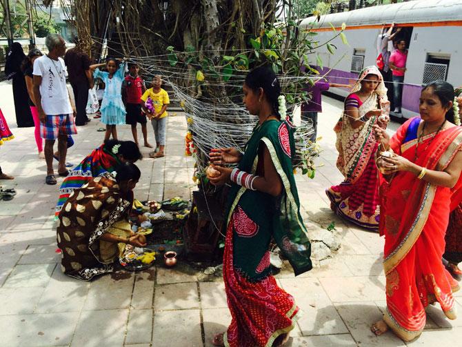 Mumbai: Women celebrate Vat Purnima at Jogeshwari station