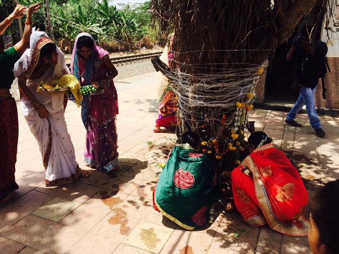 Women celebrate Vat Purnima at Jogeshwari station. Pic/Atul Kamble