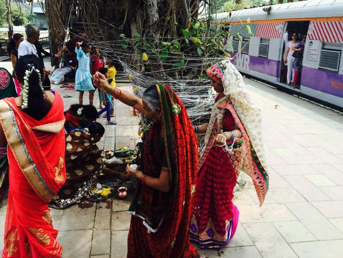 Women celebrate Vat Purnima at Jogeshwari station. Pic/Atul Kamble