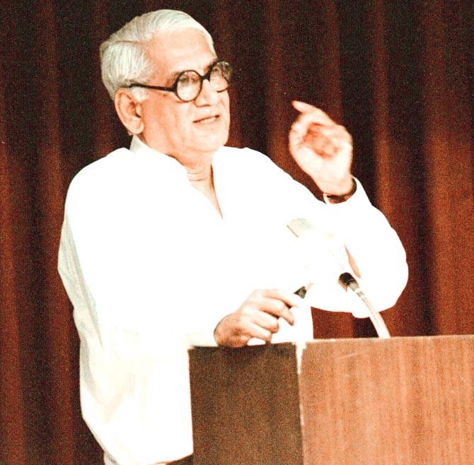 The late Charles Correa during a lecture at Maxmuller Bhavan
