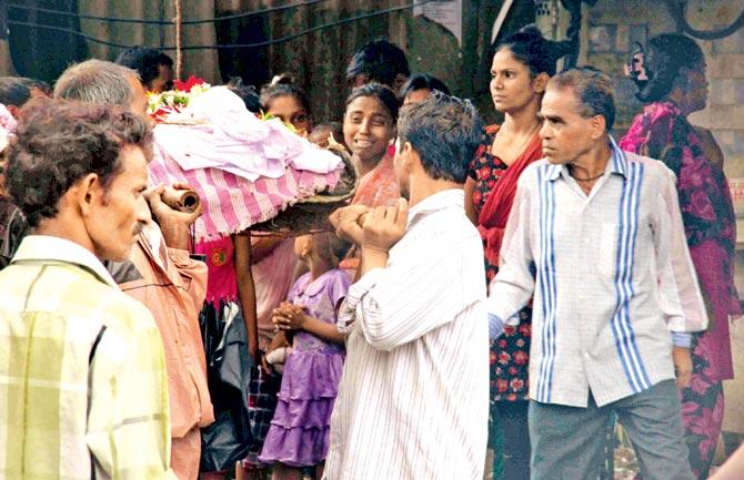 Relatives of victims of the liquor tragedy perform last rites at the Malvani crematorium on Saturday