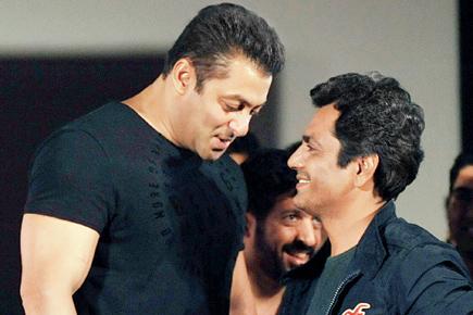What is Salman Khan telling Nawazuddin Siddiqui?