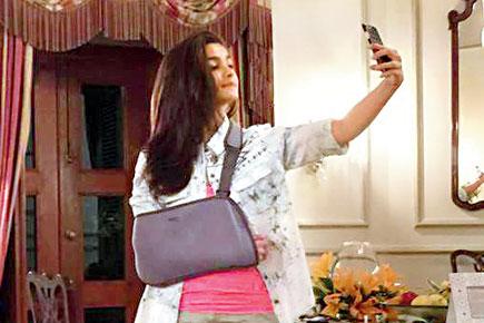 An injury can't stop Alia Bhatt from clicking selfies