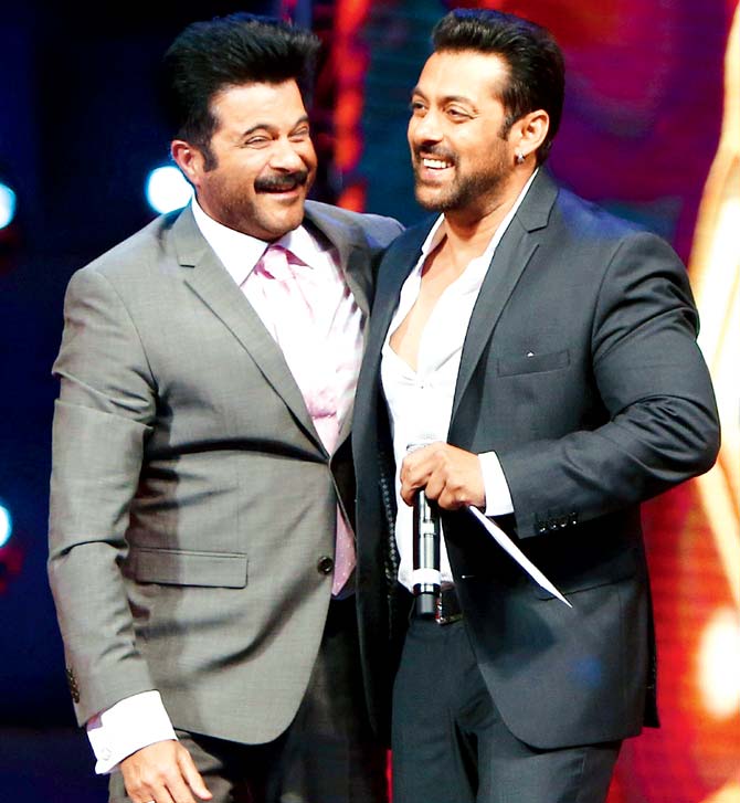 Anil Kapoor (left) and Salman Khan at an awards event in Dubai. Sallu told Anil that they both were now the seniors of the industry and he finds it odd that his daughter, Sonam Kapoor is his co-star in Prem Ratan Dhan Payo. Pic/AFP
