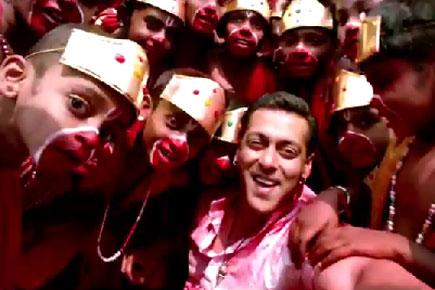 Watch Salman Khan in 'Selfie Le Le Re' song from 'Bajrangi Bhaijaan'