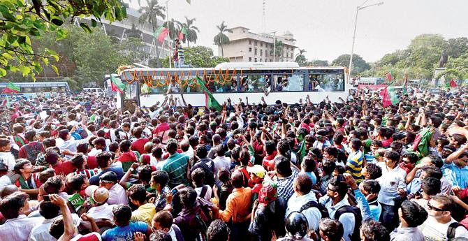 The jubilant Mohun Bagan team is given a grand welcome in Kolkata yesterday. PIC/PTI