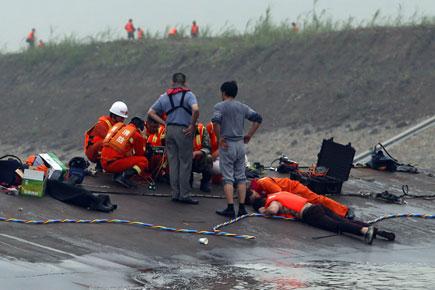 Chinese rescuers lift capsized cruise ship; toll reaches 82