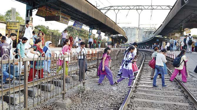 Commuters cross the tracks often as the underpass is towards the CST end which involves walking the length of the platform from the other end. Pic/Datta Kumbhar