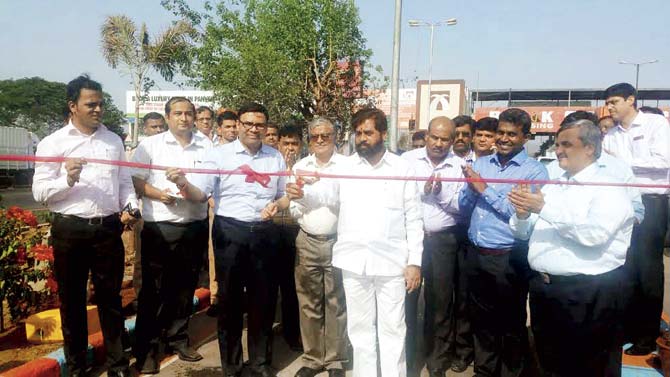 MSRDC minister Eknath Shinde launches the e-toll collection facility at Airoli bridge toll plaza on Wednesday