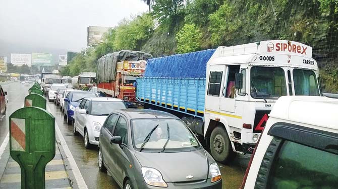 There was a massive traffic jam at Khandala after traffic was diverted to the old Mumbai-Pune highway