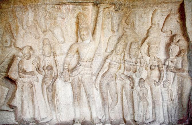 A bas-relief depicting the scene of Krishna as Govardhana Giridhari, where the Hindu deity was said to have lifted mountain Govardhan to protect the villagers and animals from a flood. While many sculptures in these complexes are dedicated to Shiva, a few depict different avatars of Vishnu.