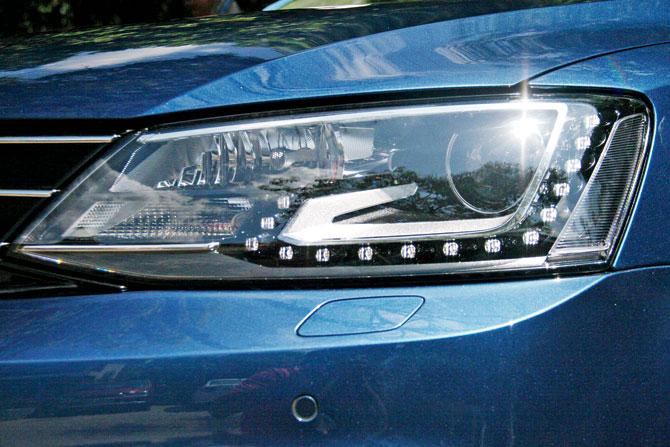 Headlamps on the top of the line Highline variant feature Xenon units with projector setup and LED DRLs