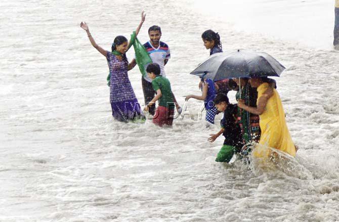 Mumbaikars enjoy the heavy rain in Dadar. Pics/Satyajit Desai and Bipin Kokate