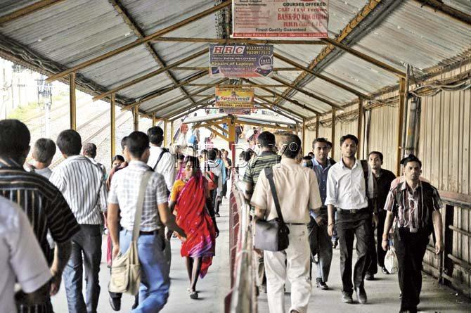 The slope of the foot overbridge towards the Virar side makes rushing for trains tough. Pics/Satyajit Desai