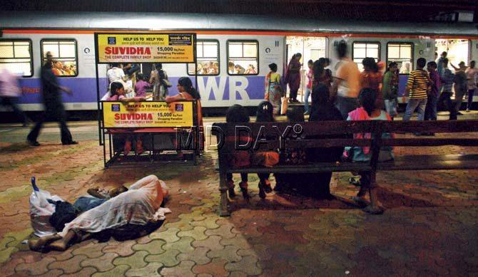 Women commuters feel unsafe at Mahim station. Pics/Atul Kamble