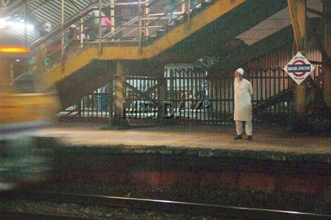 Since the platforms are often deserted, people complain of robberies especially on the Harbour Line platforms
