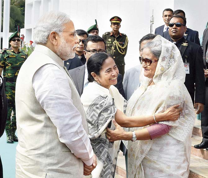 Neither Modi nor Dr Manmohan Singh in 2011, both vegetarians, savoured the Bengali delicacy, Illish or Hilsa, during their Prime Ministerial visits to Dhaka, but the warm hug that Sheikh Hasina and Mamata Bannerji shared leads one to hope that the two ladies will be able to tango over illish. Pic/PTI