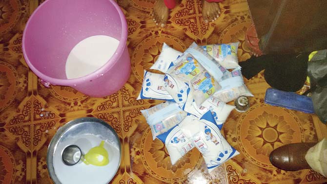 The accused would buy branded milk from shops, or collect empty packets from tea shops and garbage bins and then fill them up with the adulterated milk. They would mix in impure water to increase  30 litres of milk to 100 litres. Pic/Rajesh Gupta