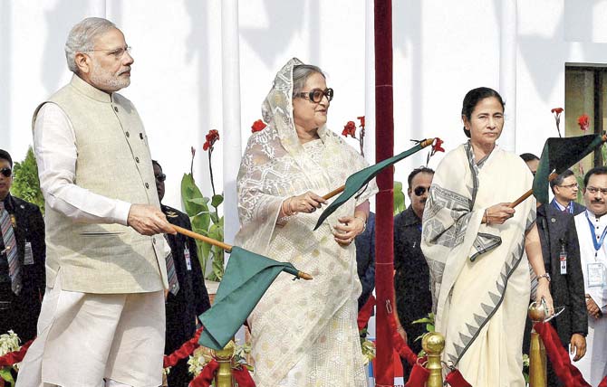 Prime Minister Narendra Modi, his Bangladeshi counterpart Sheikh Hasina and  West Bengal Chief Minister Mamata Banerjee. PIC/PTI